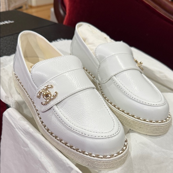 Chic White Chain Detail Loafers with Gold Accent